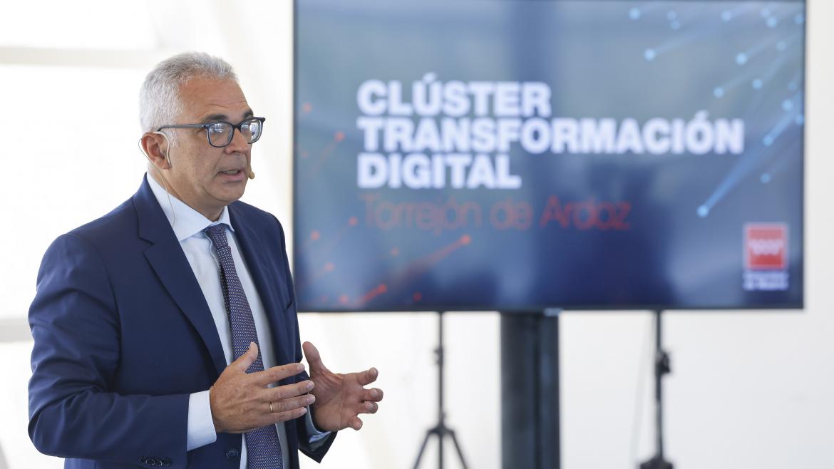 La Comunidad de Madrid encarga a 17 empresas líderes del sector la puesta en marcha del clúster de Transformación Digital El consejero Carlos Izquierdo durante su intervención