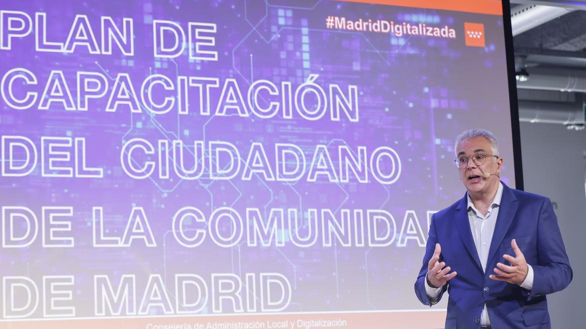 El consejero Carlos Izquierdo durante su exposición