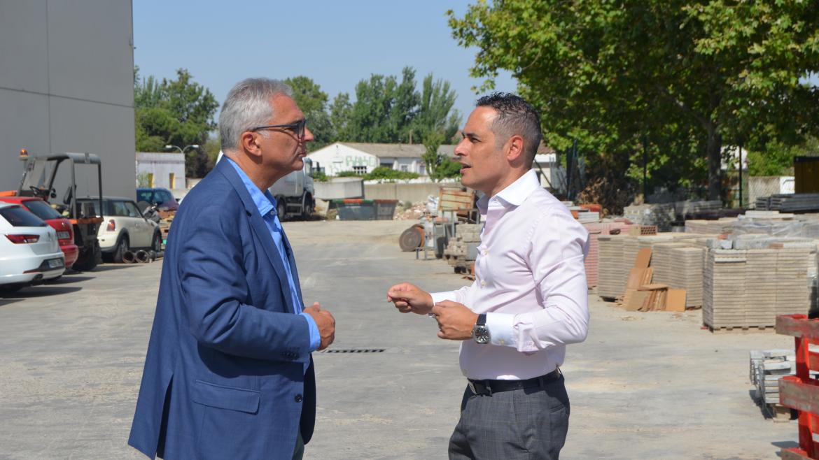 El consejero Carlos Izquierdo conversando en su visita