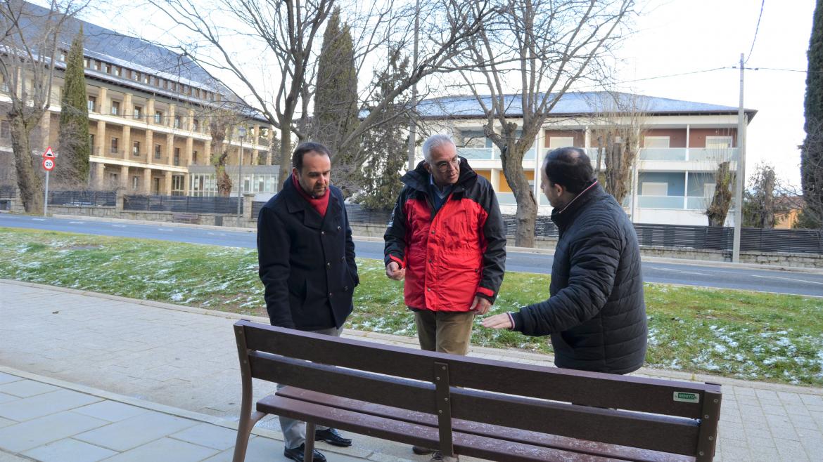 La Comunidad de Madrid recupera para los 16.000 vecinos de Guadarrama el céntrico Paseo de la Alameda El consejero Carlos Izquierdo durante su visita