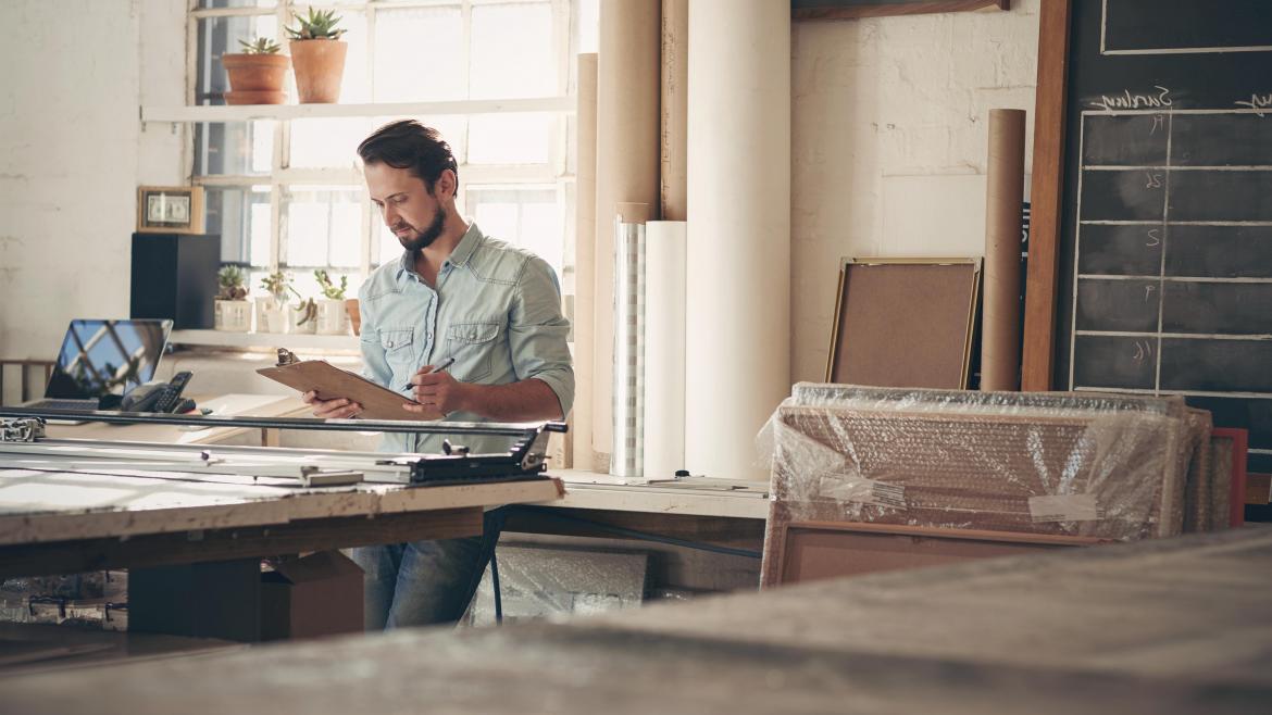 Programas específicos de apoyo a emprendedores Hombre trabajando en su estudio