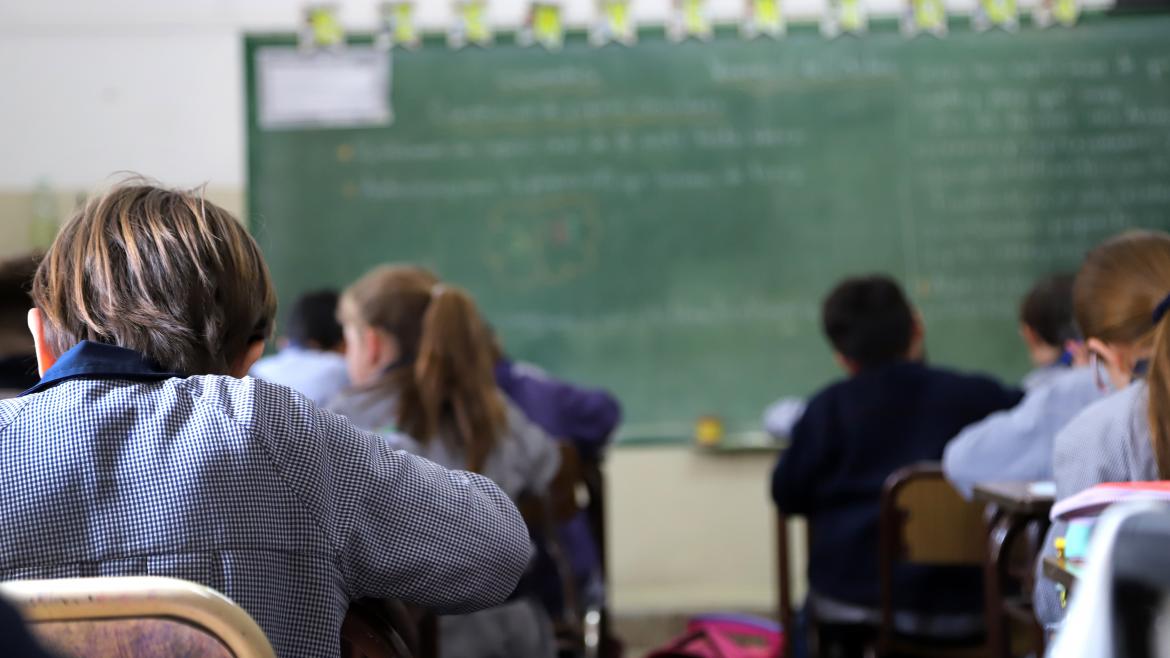 Unos niños en una pizarra