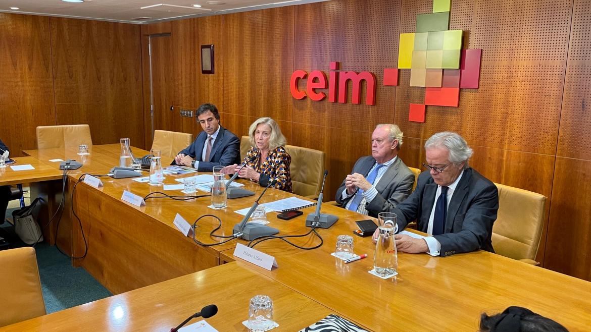 La Comunidad de Madrid informa a CEIM del nuevo proyecto de Ley de Servicios Sociales, que mejora la calidad y la eficacia en la atención La consejera Concepción Dancausa durante su intervención
