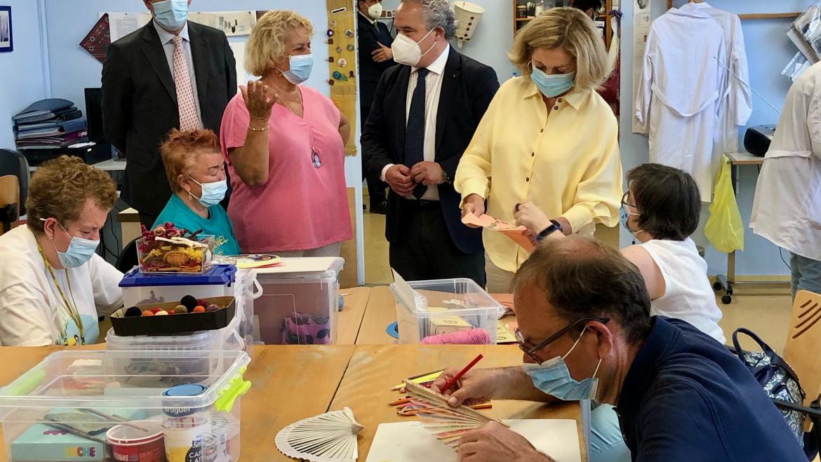 La Comunidad de Madrid firma un convenio de colaboración para mejorar la empleabilidad de personas con discapacidad intelectual La consejera Concepción Dancausa conversa con algunos de las personas que participaban en un taller