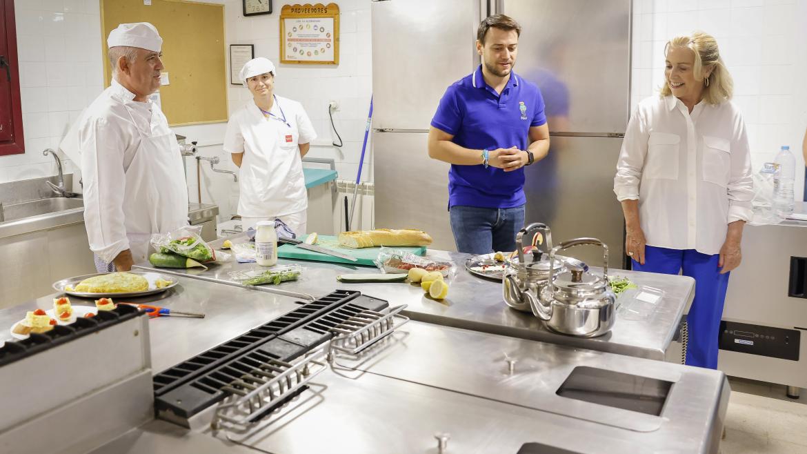 La consejera Concepción Dancausa y el director de Juventud durante la visita