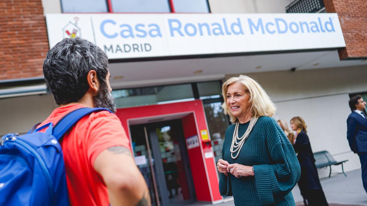 La Comunidad de Madrid ampliará el número de familias beneficiarias de las ayudas por cuidados paliativos pediátricos La consejera Concepción Dancausa frente a la Casa Ronald MacDonald