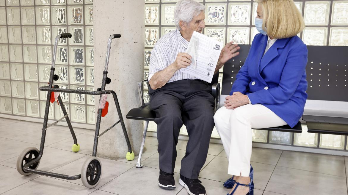 La Comunidad de Madrid favorece la estimulación cognitiva de los mayores con actividades en sus residencias públicas La consejera conversa con uno de los residentes