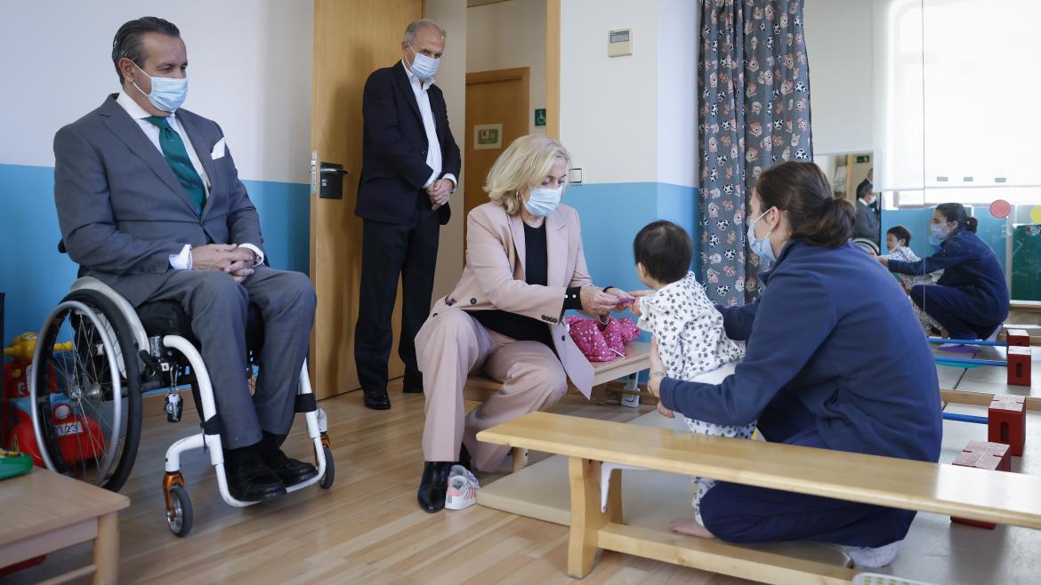 La Comunidad de Madrid incrementará más del 50% el número de plazas gratuitas en atención temprana para niños de hasta 6 años La consejera Concepción Dancausa juega con un niño del centro