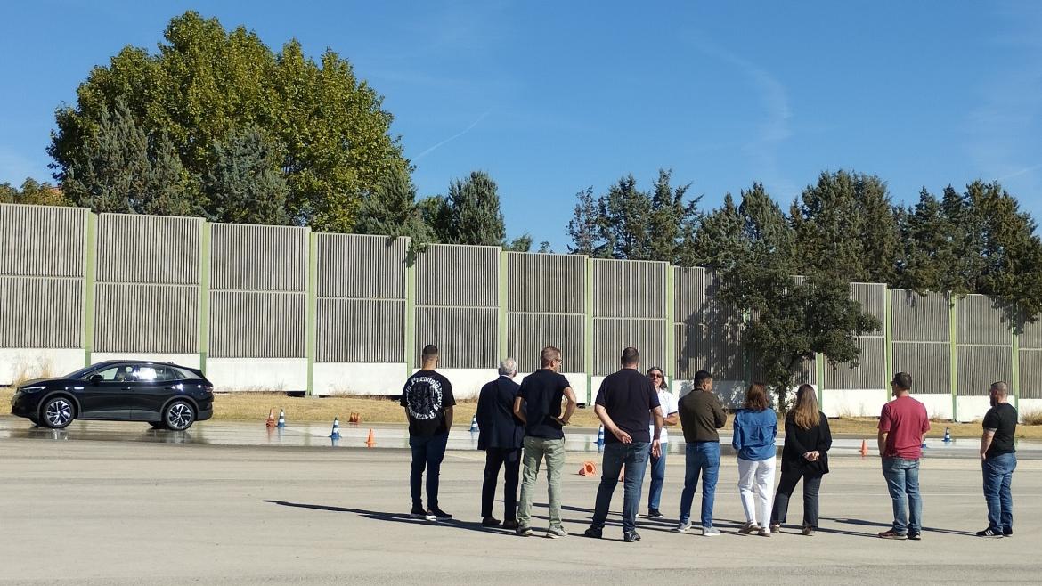 Curso conducción segura pista cerrada IRSST grupo de gente en pista antes de conducir