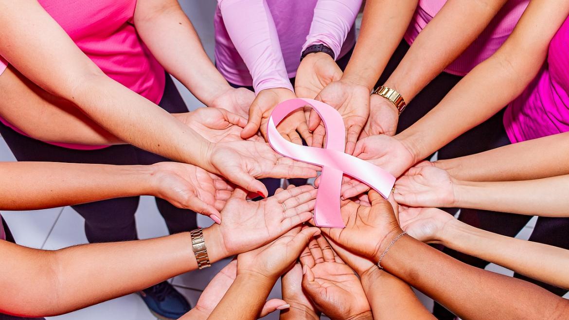 IRSST entrevista sobre afrontamiento cáncer de mama Manos mujeres unidas símbolo cáncer de mama