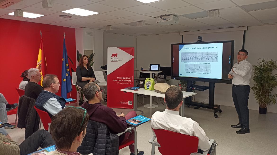 Ponentes y maniquí curso reanimación cardiopulmonar