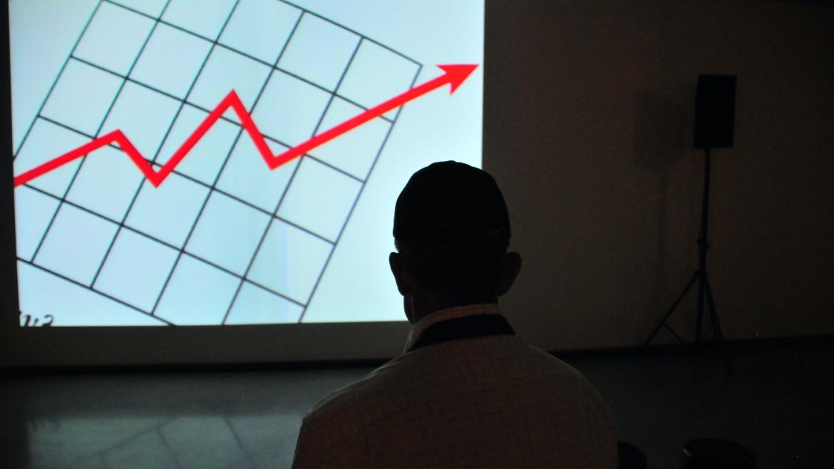 Hombre estudiando una gráfica