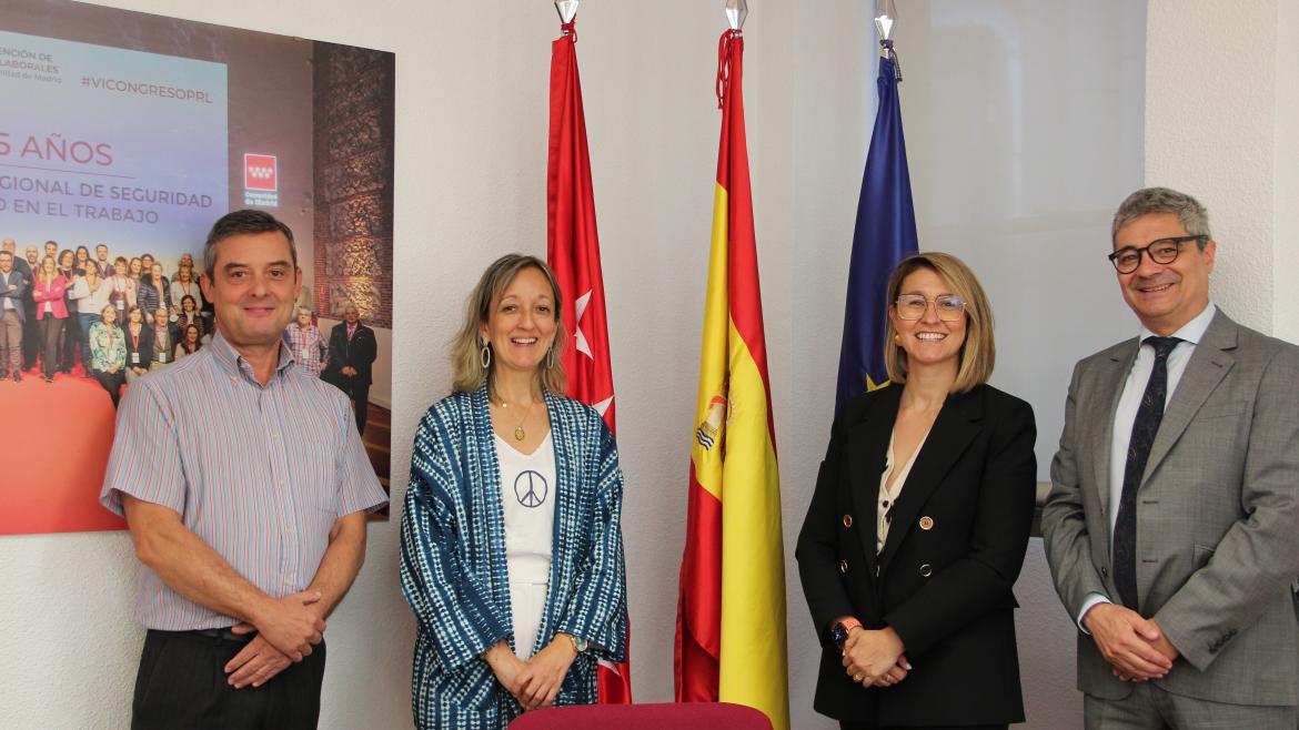 Firma convenio entre el IRSST y el Colegio de Graduados Sociales de Madrid Dirigentes firmantes convenio con banderas detrás