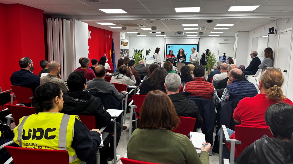 Asistentes curso en sala de formación del IRSST