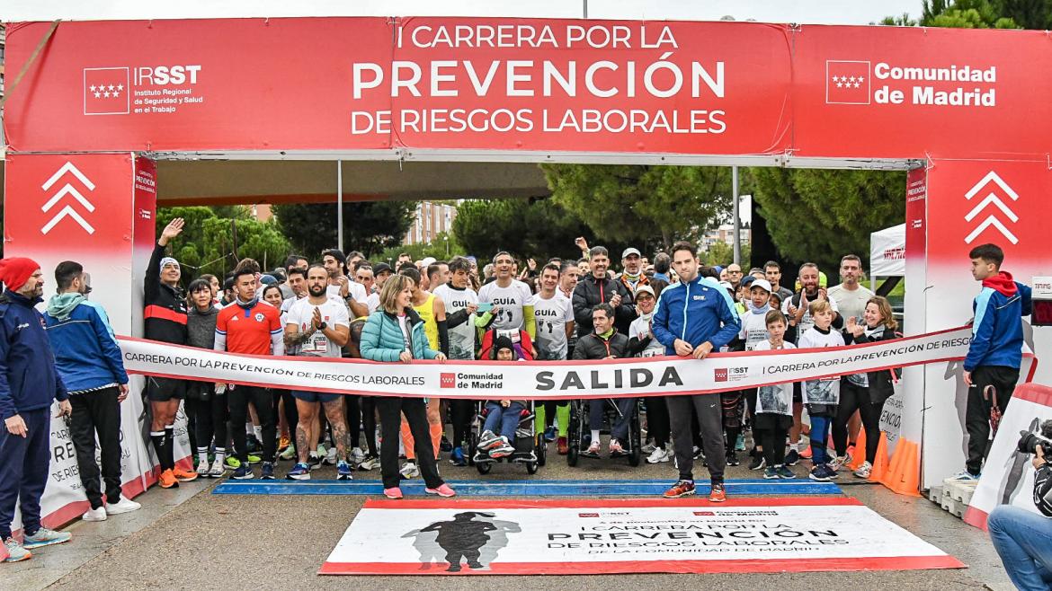 Corredores línea de salida carrera prevención riesgos laborales 