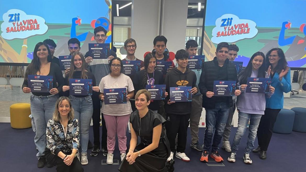 Personas con diplomas Escuela Salud y Bienestar