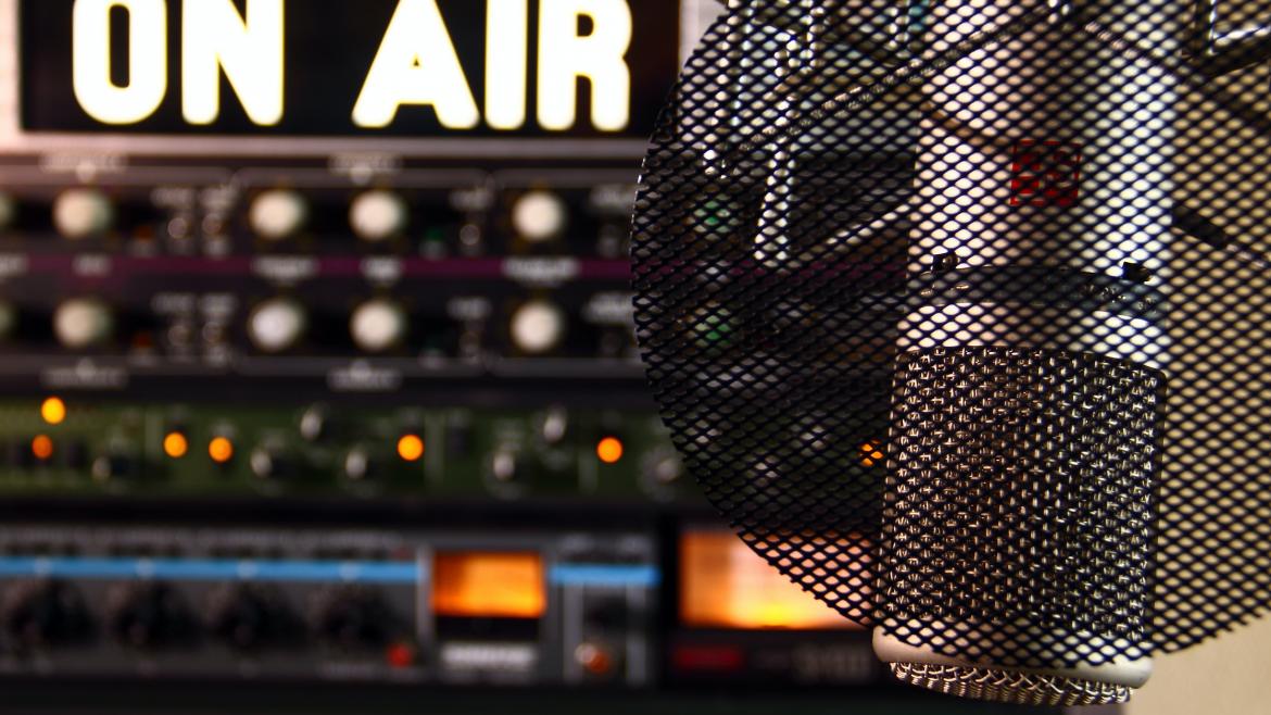 estudio de radio con letras "ON AIR"