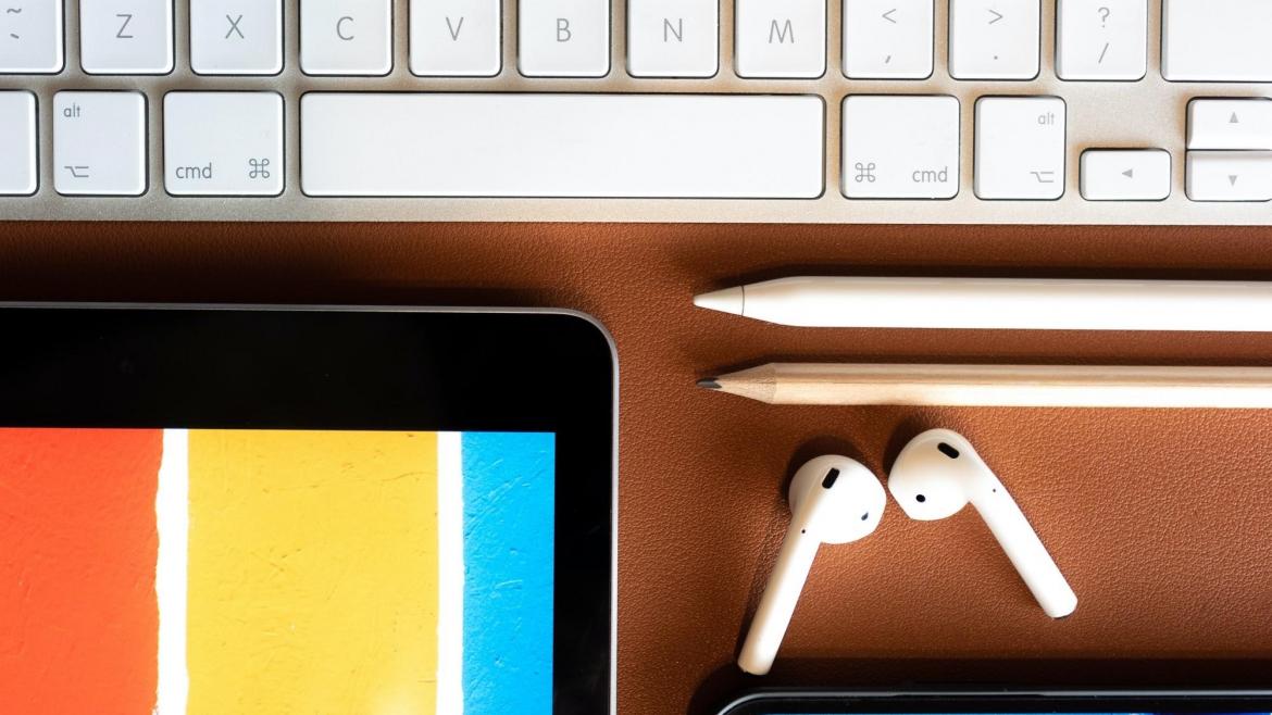 Teclado, lápices y auriculares