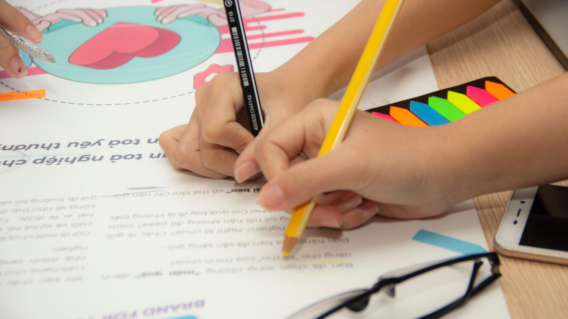 Niños pintando en clase Niños pintando y material escolar