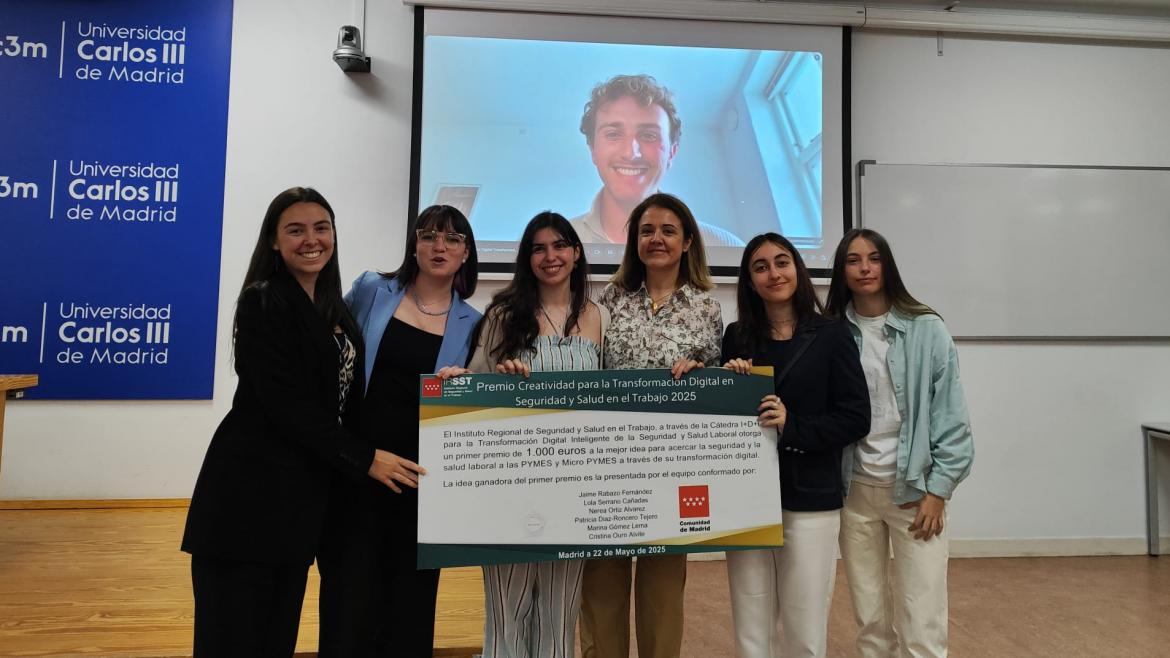 Itziar Morales entrega el primer premio del V Workshop sobre creatividad IRSST premiados IRSST con talón premio