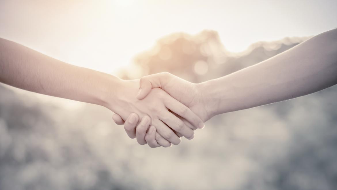 Unas personas dandose la mano