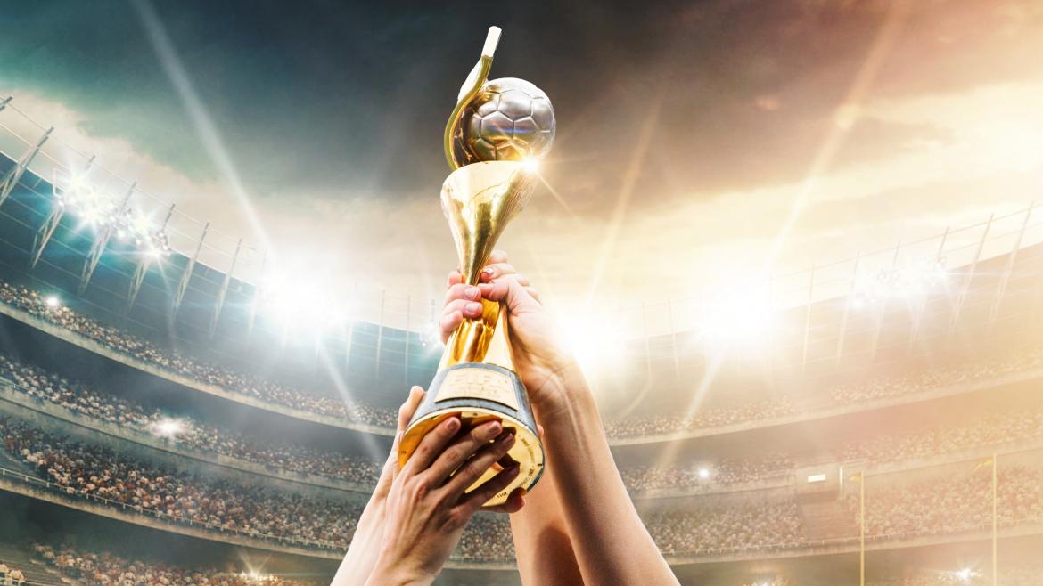 La Comunidad de Madrid exhibirá las Copas del Mundial Femenino de Fútbol y la UEFA Nations League masculina en la Real Casa de Correos La copa que se mostrará