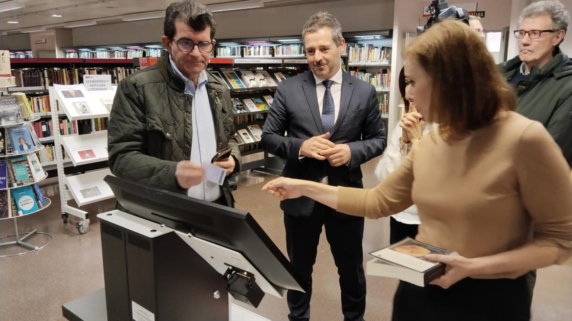 El consejero visita una de las bibliotecas regionales