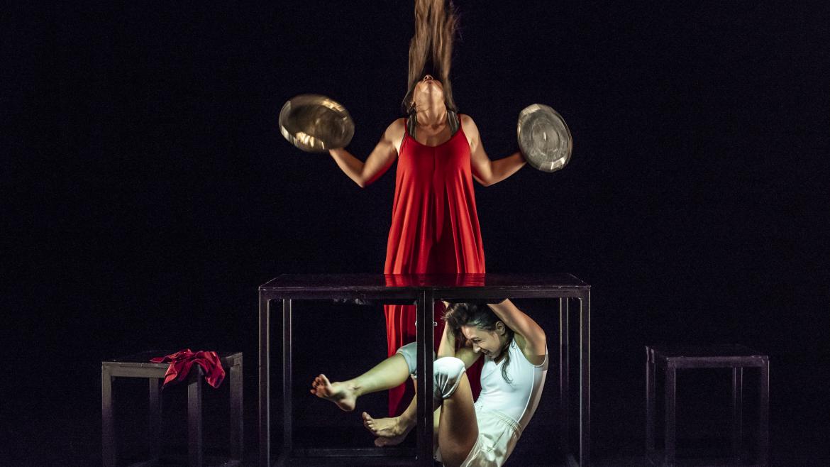 Llega Teatralia, el festival de artes escénicas para la infancia y la juventud Dos mujeres hacen una performance. Una de ellas está encerrada en una caja de cristal y la otra, vestida de rojo, toca unos platillos de metal.