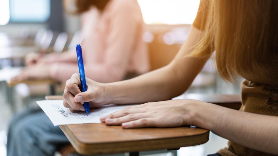 La Comunidad de Madrid incluirá la asignatura de Filosofía en 4º de ESO tras quedar fuera del currículo estatal de Secundaria Unas alumnas estudiando en sus pupitres