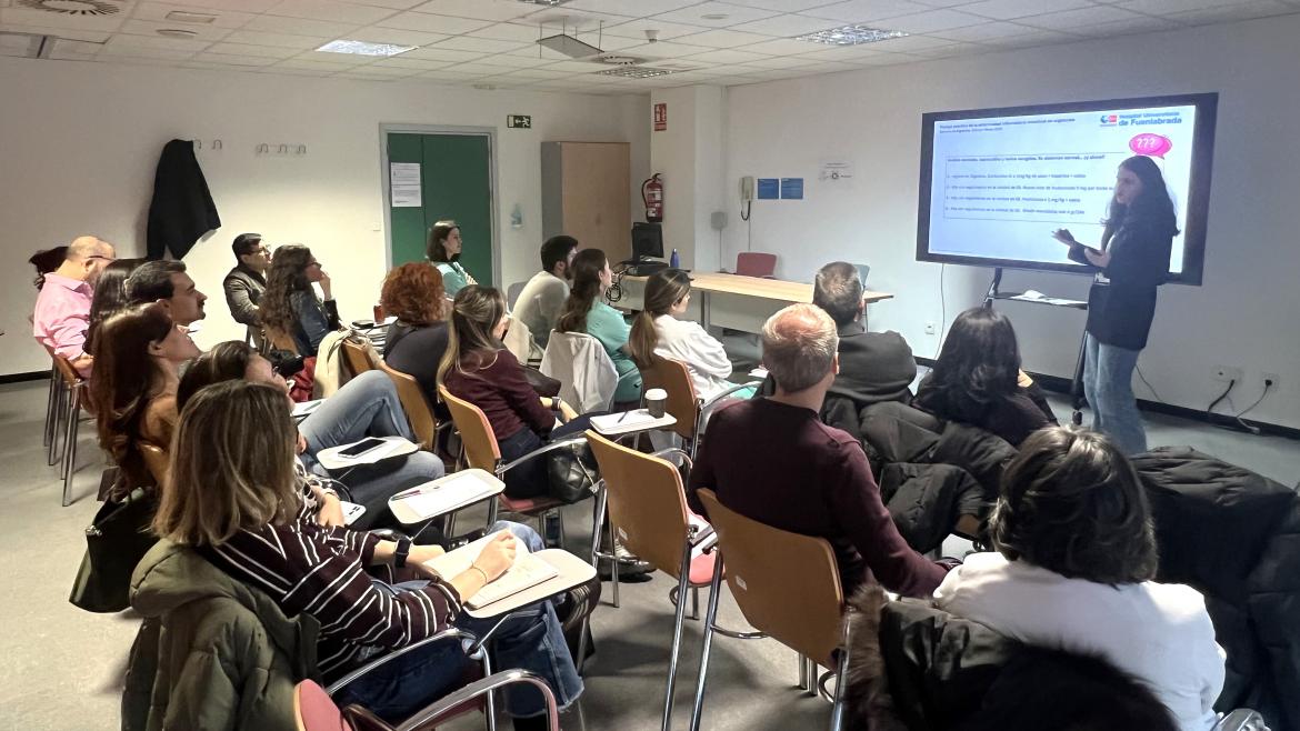 El Hospital Universitario de Fuenlabrada Hospital impulsa la formación en el manejo de la enfermedad inflamatoria intestinal en Urgencias Personas asisten a un curso en un aula