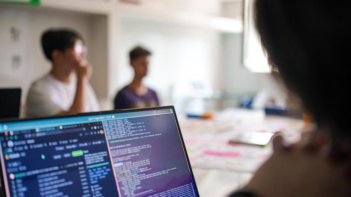 La Comunidad de Madrid ofrecerá cursos gratuitos en Inteligencia Artificial a 100.000 jóvenes de entre 16 y 26 años con la colaboración de Founderz y Microsoft Con este proyecto anunciado por Díaz Ayuso, será la región europea con mayor número de personas formadas en esta tecnología
