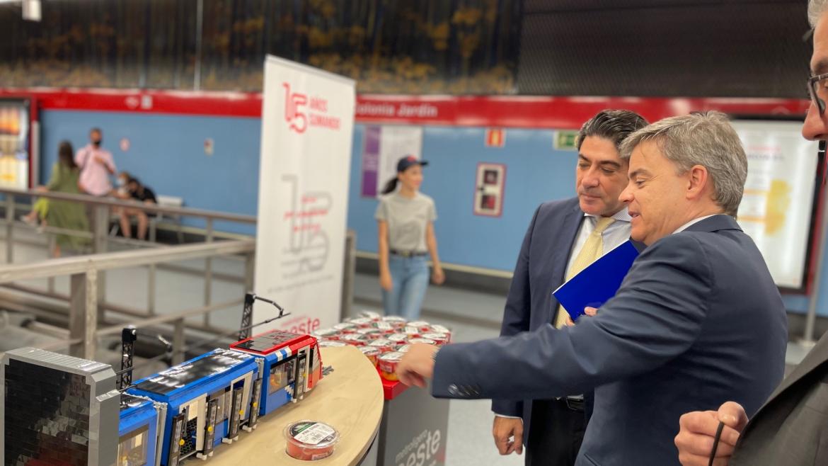 El consejero David Pérez observa una maqueta del metro ligero