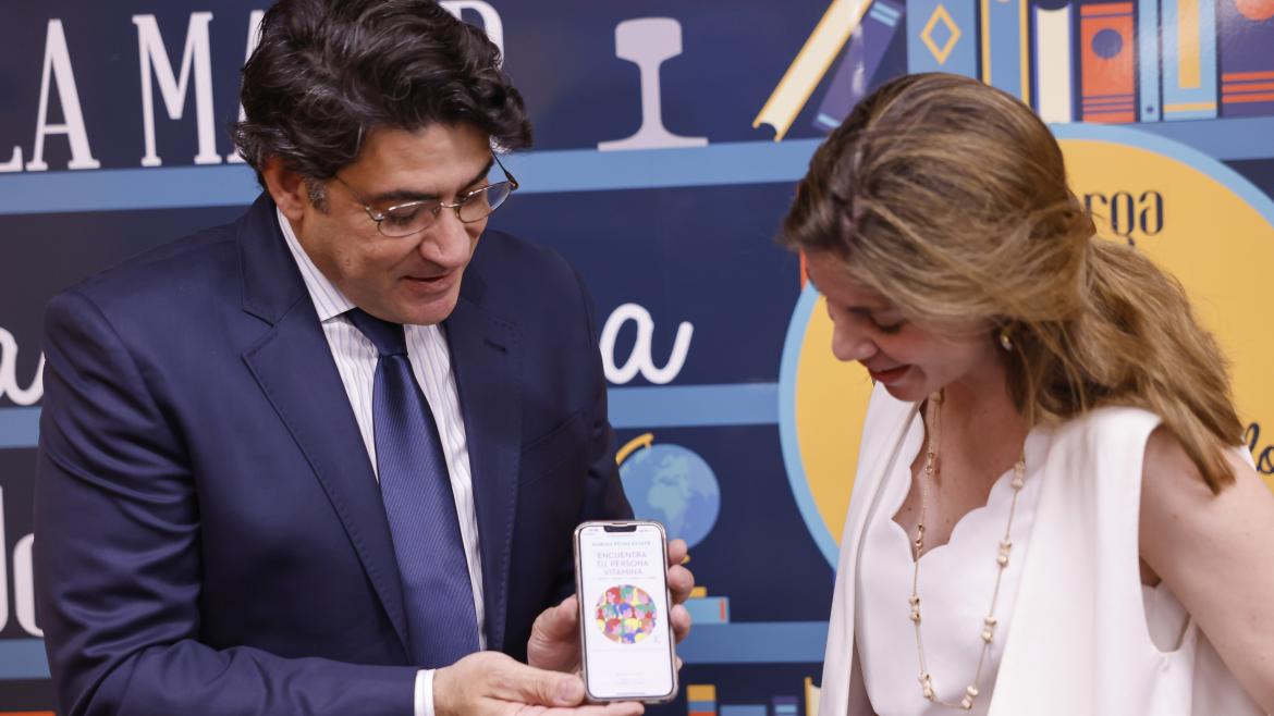 El consejero de Transportes, David Pérez, muestra en el móvil el QR para las descargas