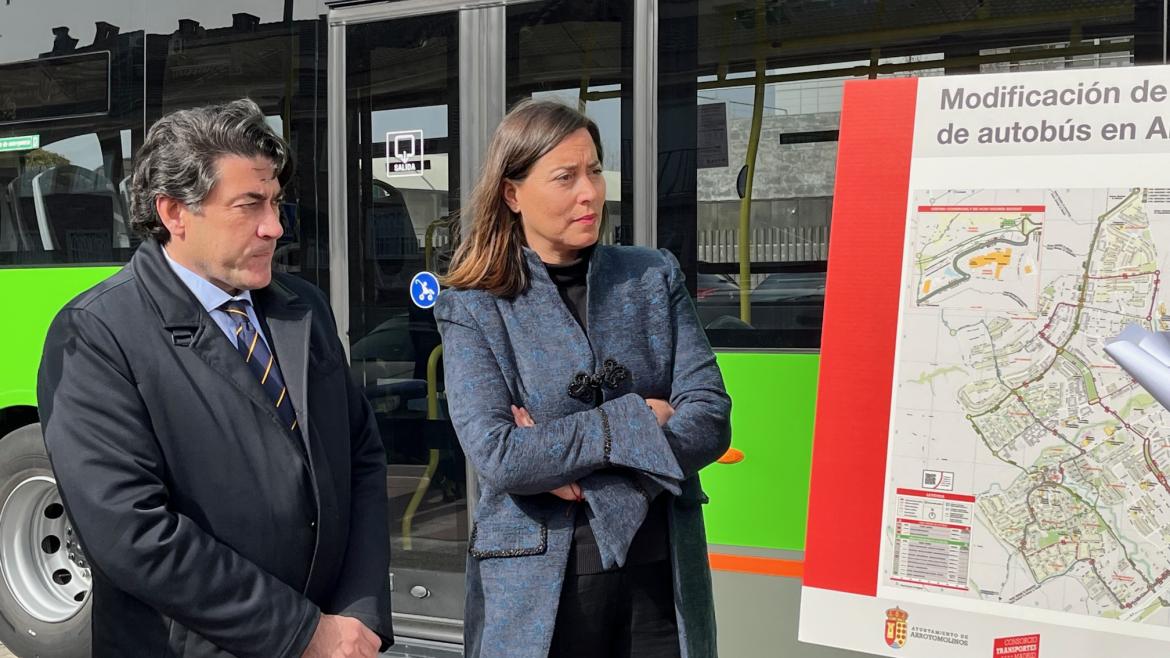 El consejero David Pérez observando un autobús