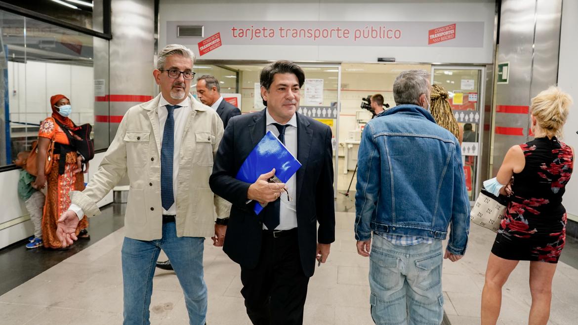 El consejero David Pérez camina con una carpeta