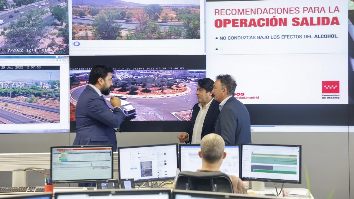 El consejero David Pérez en su visita a la oficina