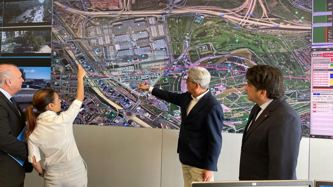 La Comunidad de Madrid activa hoy un protocolo de control 24 horas para el transporte público durante la Cumbre de la OTAN El consejero David Pérez observa un mapa