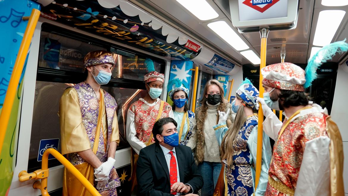 La Comunidad de Madrid recibe a los Pajes Reales del Tren de la Navidad de Metro El consejero David Pérez con los pajes en el metro