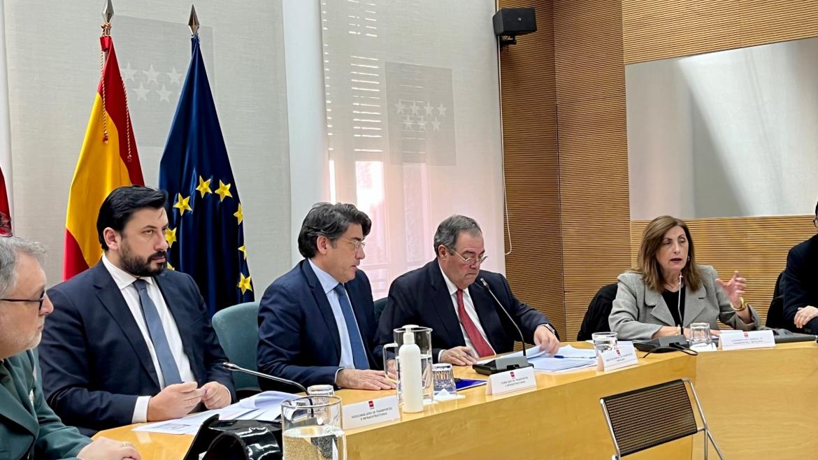 La Comunidad de Madrid examinará este año cerca de 75.000 vehículos para garantizar la ordenación del sector y la seguridad vial El consejero David Pérez durante una reunión de plan de inspección