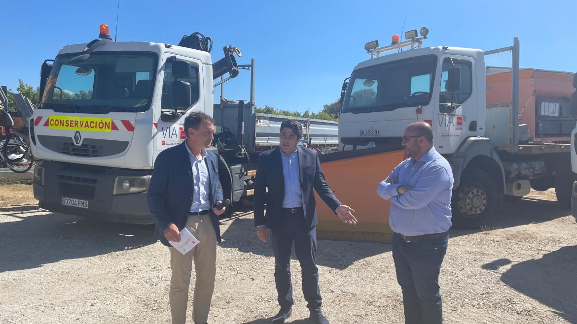 La Comunidad de Madrid cede 33 máquinas de obras públicas a la Mancomunidad de Servicios Valle Norte del Lozoya El consejero David Pérez vehículos en el Centro de Conservación de Carreteras de Buitrago