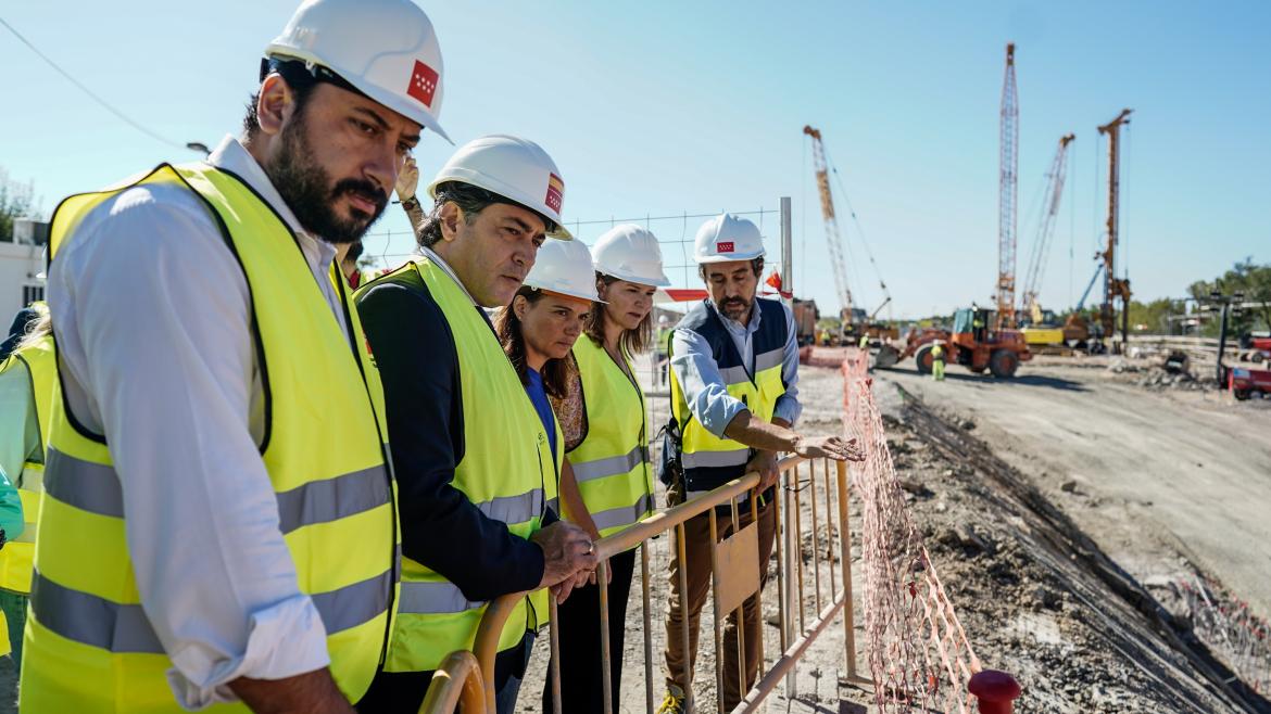 El consejero de Transportes ha visitado hoy las obras que unirán Villaverde Alto con El Casar, con 2,6 nuevos kilómetros de vías