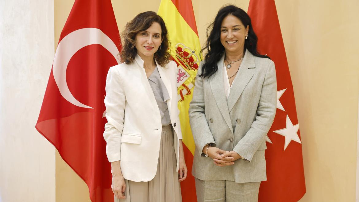 La presidenta junto a la embajadora