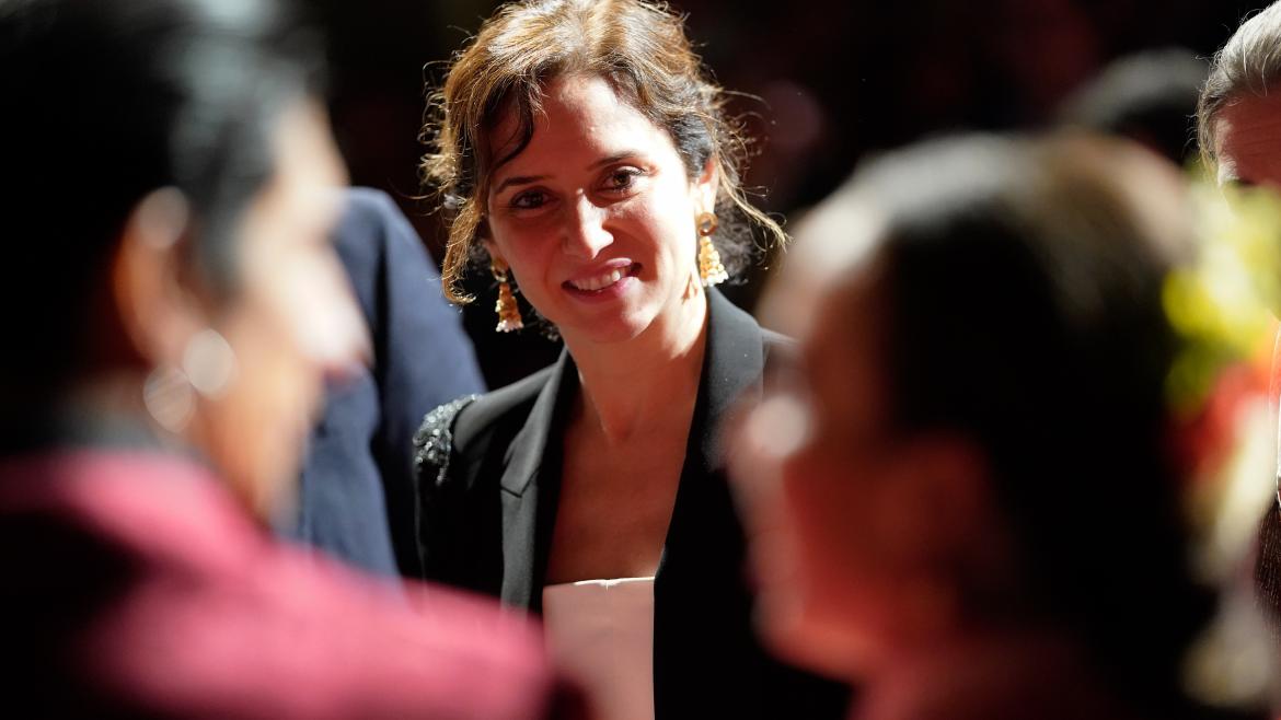 Díaz Ayuso destaca en Nueva York el papel de la Comunidad de Madrid como la capital mundial del flamenco La presidenta conversando con los artistas