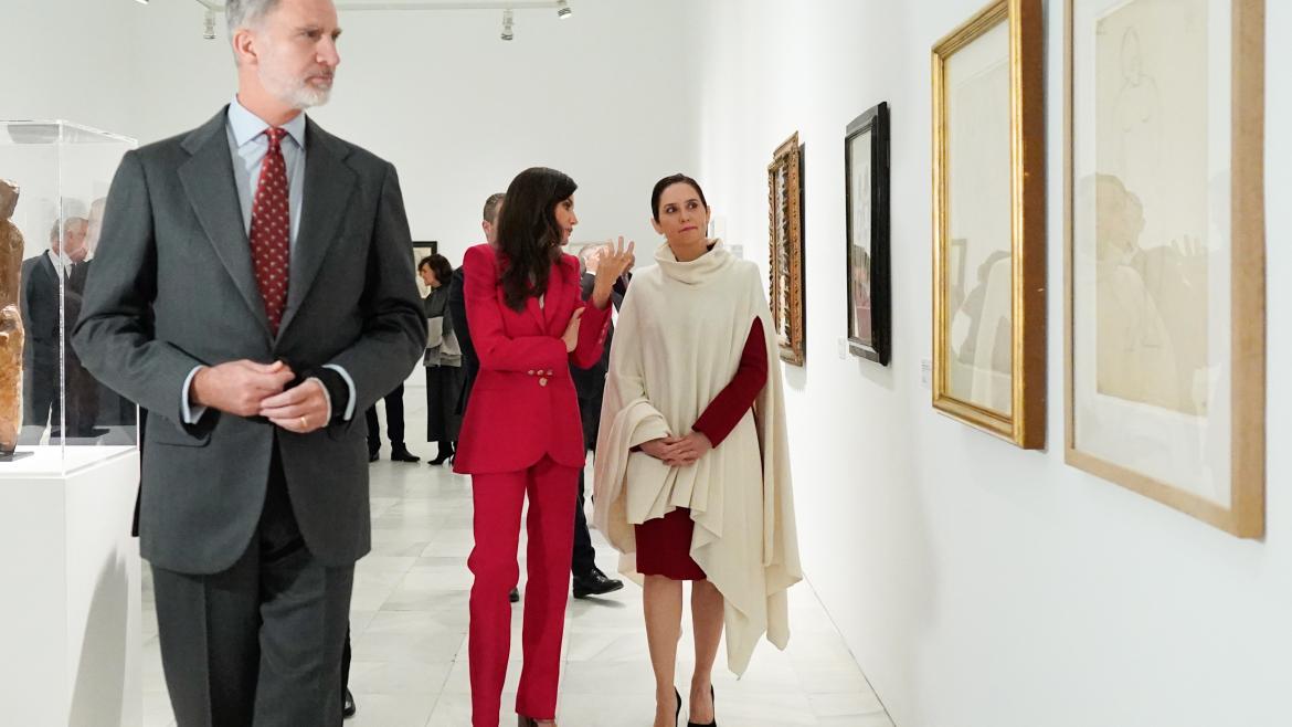 Díaz Ayuso asiste a la inauguración de la exposición Picasso 1906. La gran transformación, presidida por Sus Majestades los Reyes La presidenta recorre la exposición junto a sus majestades