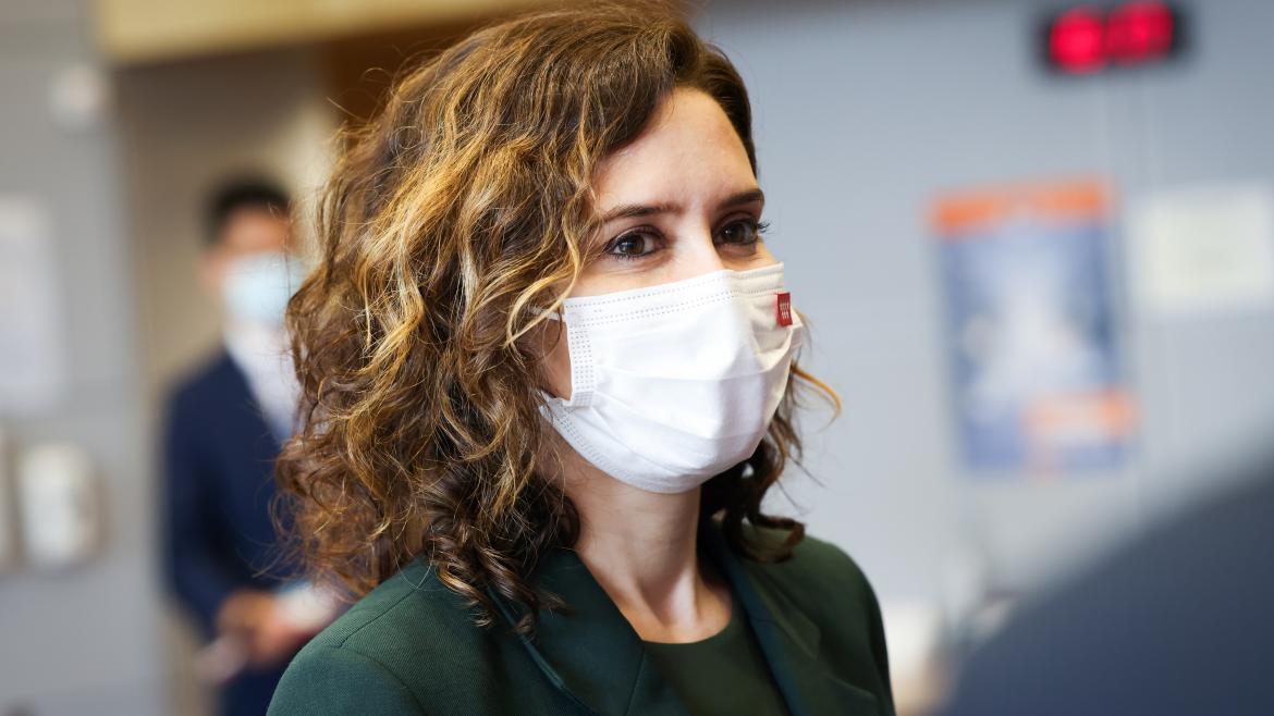 La presidenta con la mascarilla de la Comunidad de Madrid