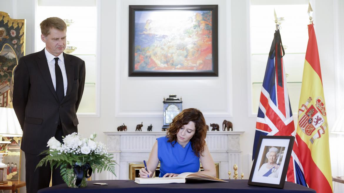 La presidenta firmando el libro de condolencias