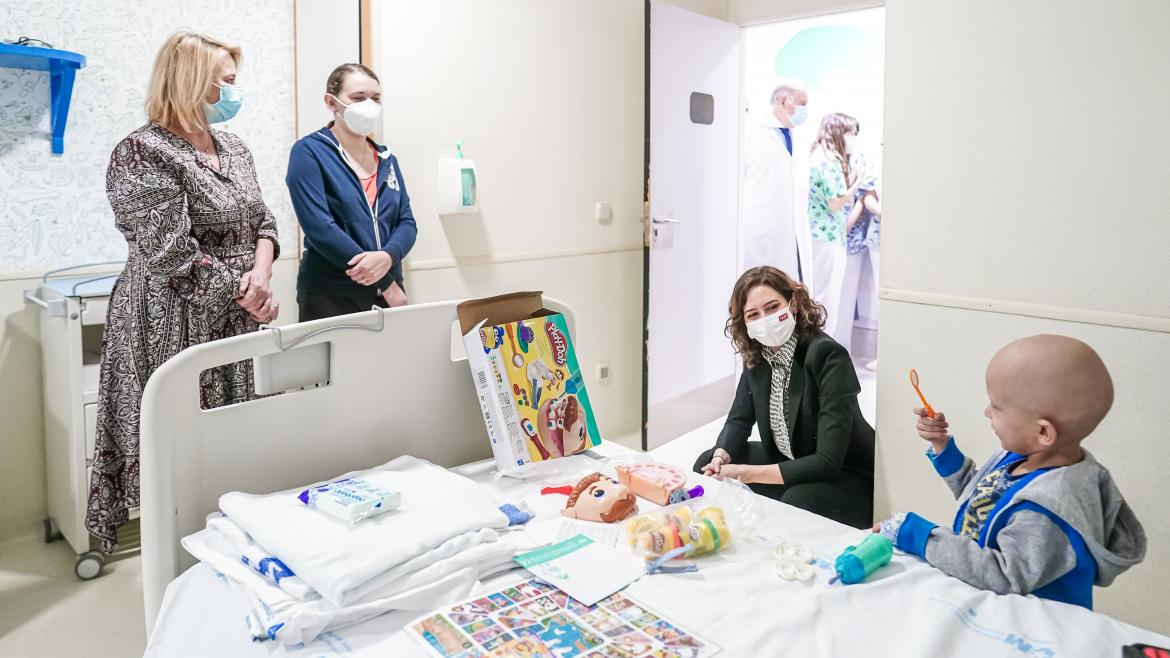 La presidenta conversa con uno de los pacientes