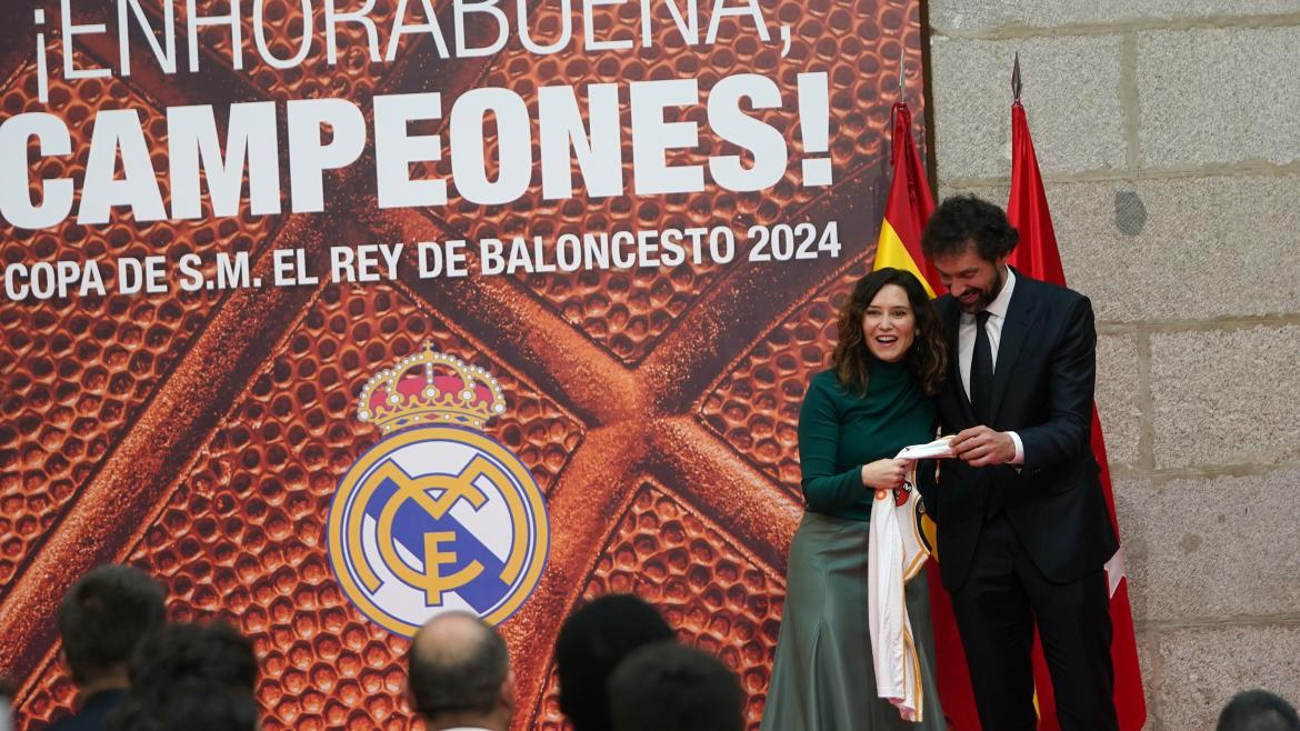La presidenta sonríe con un jugador