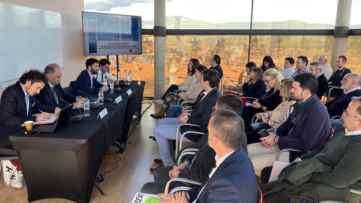 La Comunidad de Madrid suministrará equipos informáticos a municipios con menos de 20.000 habitantes para mejorar sus servicios públicos El consejero López-Valverde con los alcaldes de la zona de San Agustín de Guadalix