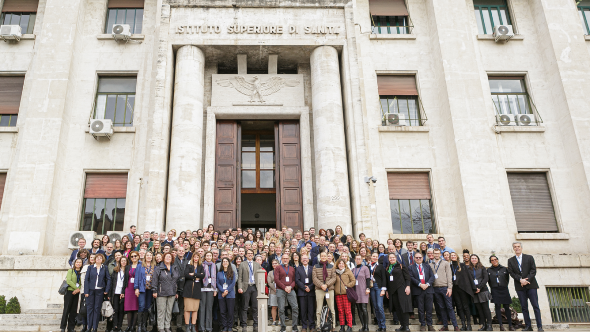Foto de grupo delante de un gran edificio clásico